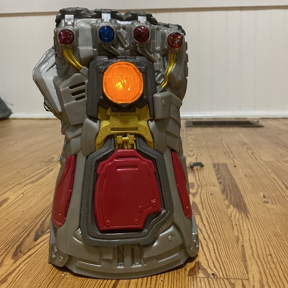 Marvel Avengers: Endgame Electronic Fist Roleplay Toy - Picture 3 of 6